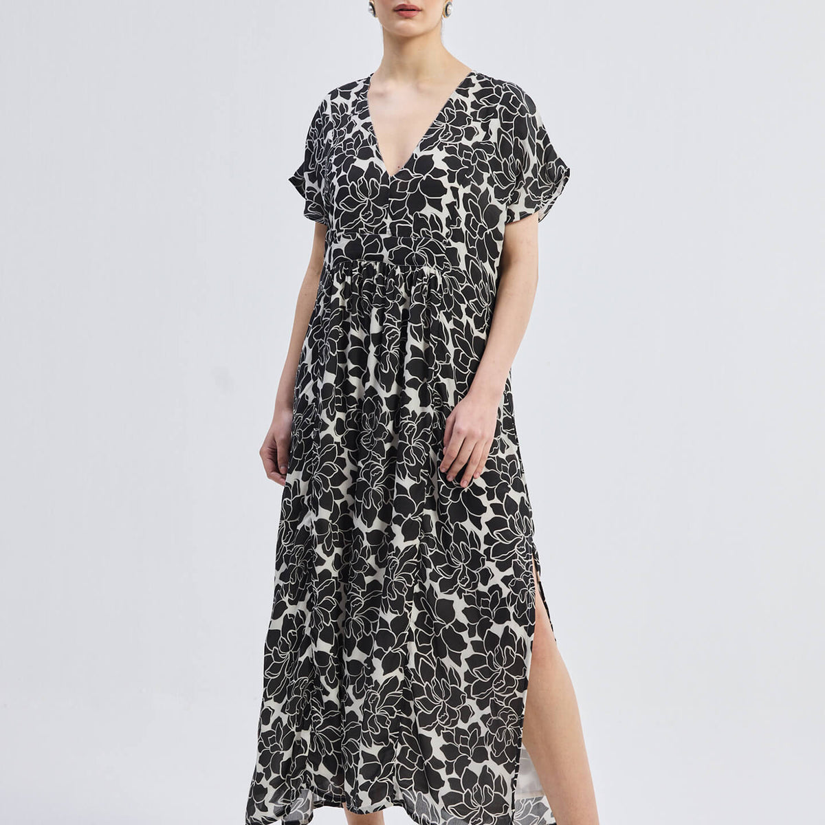Deep V-neck Maxi Dress with Front Gathers in Black Florals – Reistor