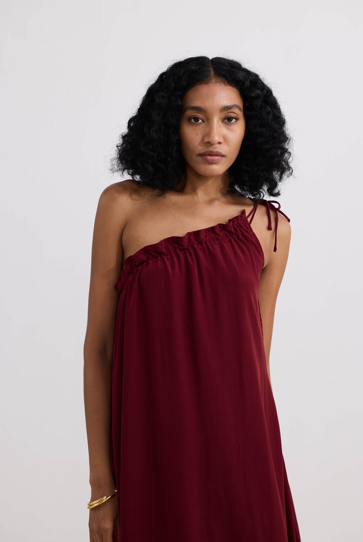 One-shoulder Midi dress in Burgundy Closeup