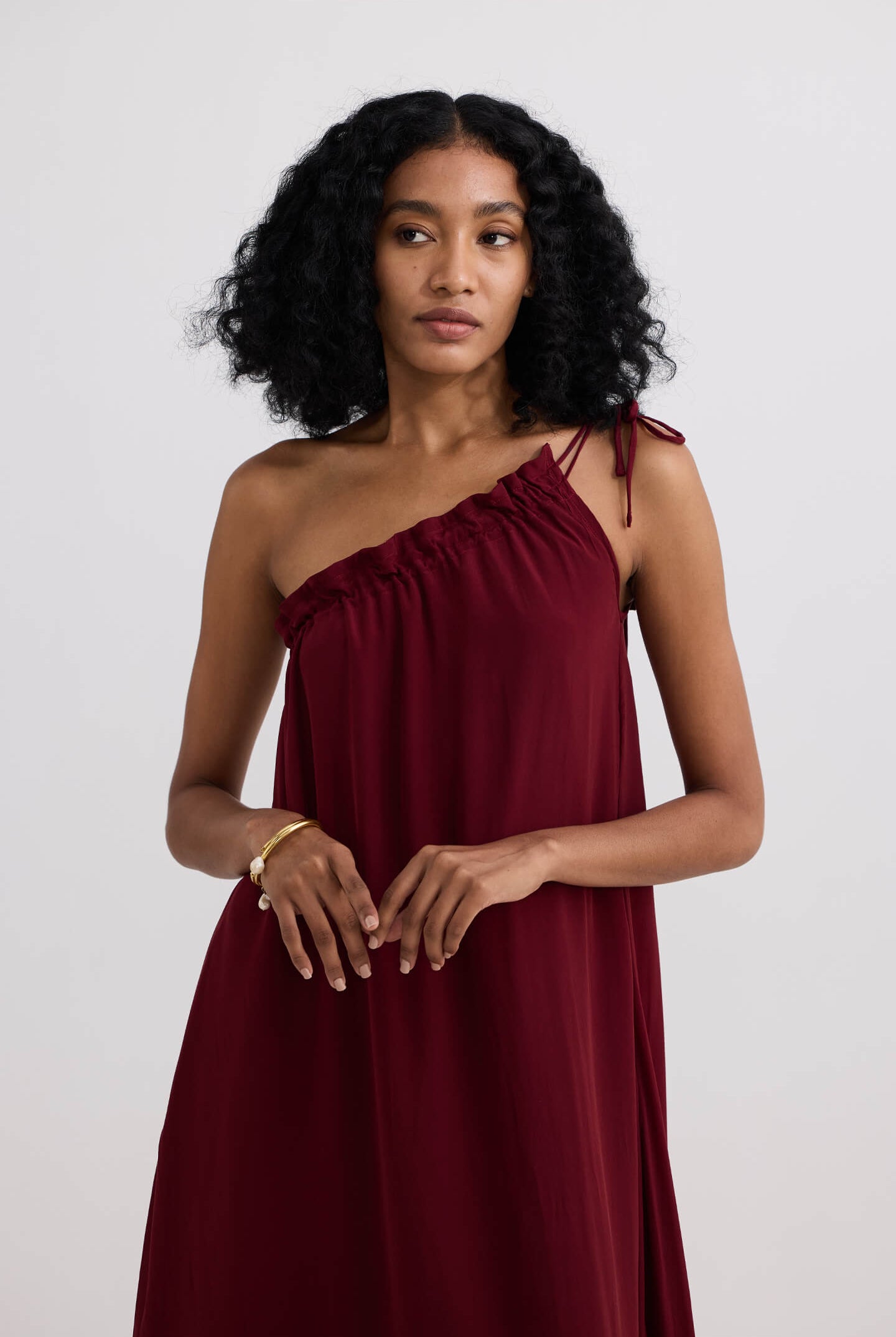 One-shoulder Midi dress in Burgundy Closeup