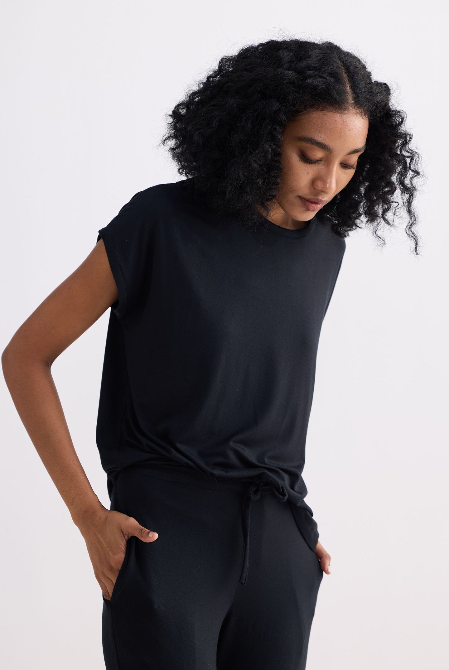 Relaxed Tee in Black Side
