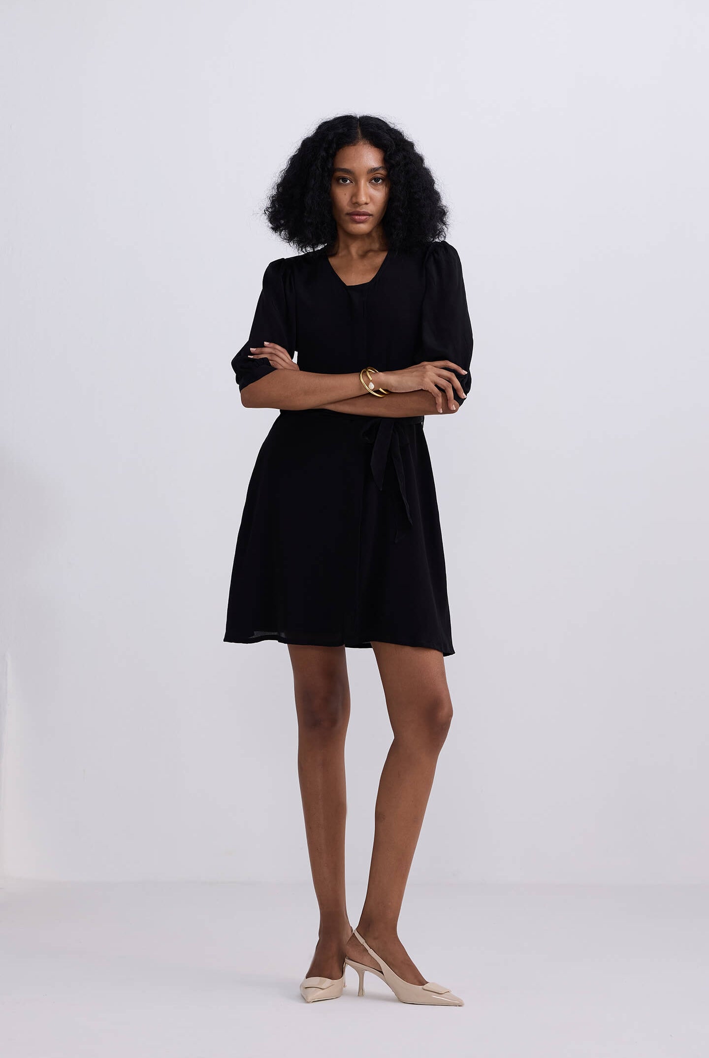 Short Dress with a Waist-tie in Black Moodshot