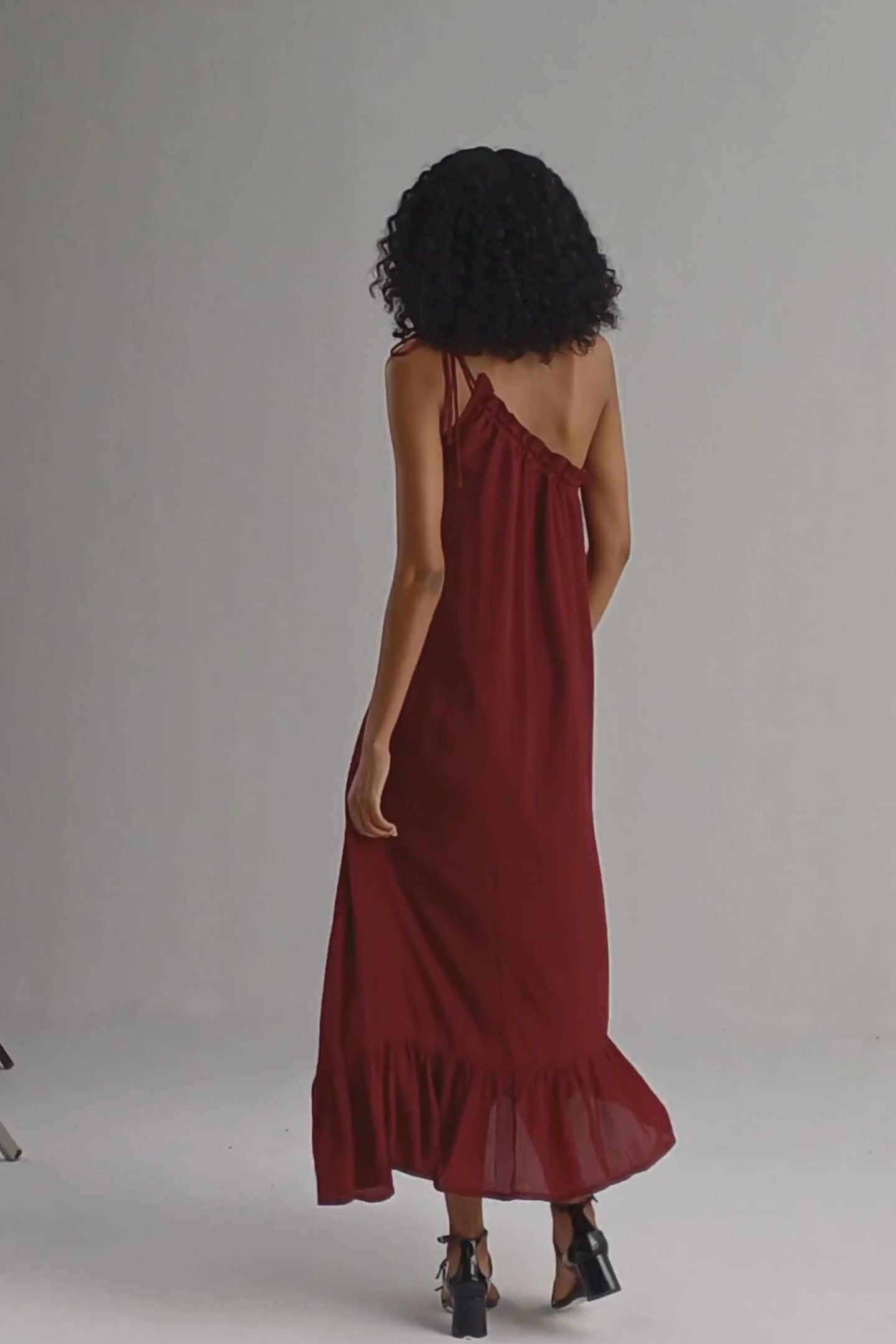 One-shoulder Midi dress in Burgundy Moodshot Video