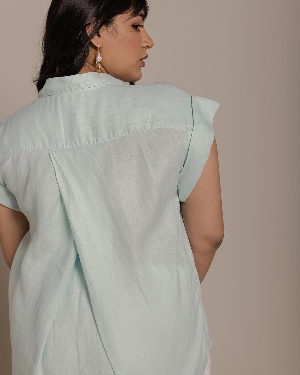 mint half sleeves shirt with detailing on the back that defines your silhouette. Reistor