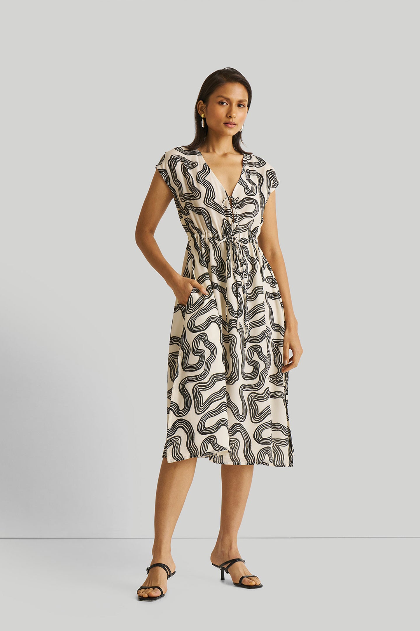 21ss 美品 The Reracs WITH COLLAR BIB DRESS Deep V-neck Gathered Dress in Black Stripes – Reistor