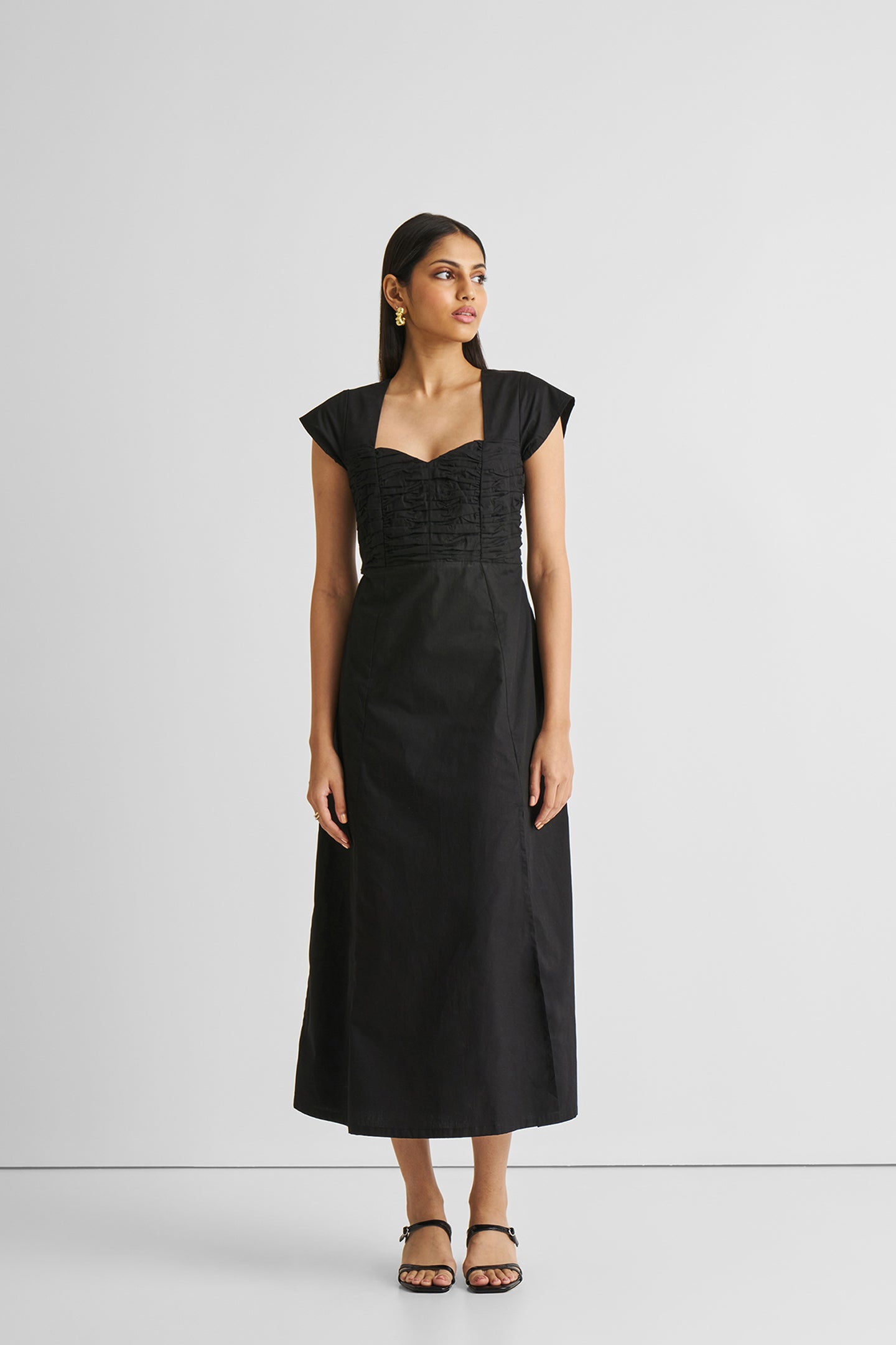 Black Dress: Ruched & Slit Reistor Black Dress: Ruched & Slit Reistor