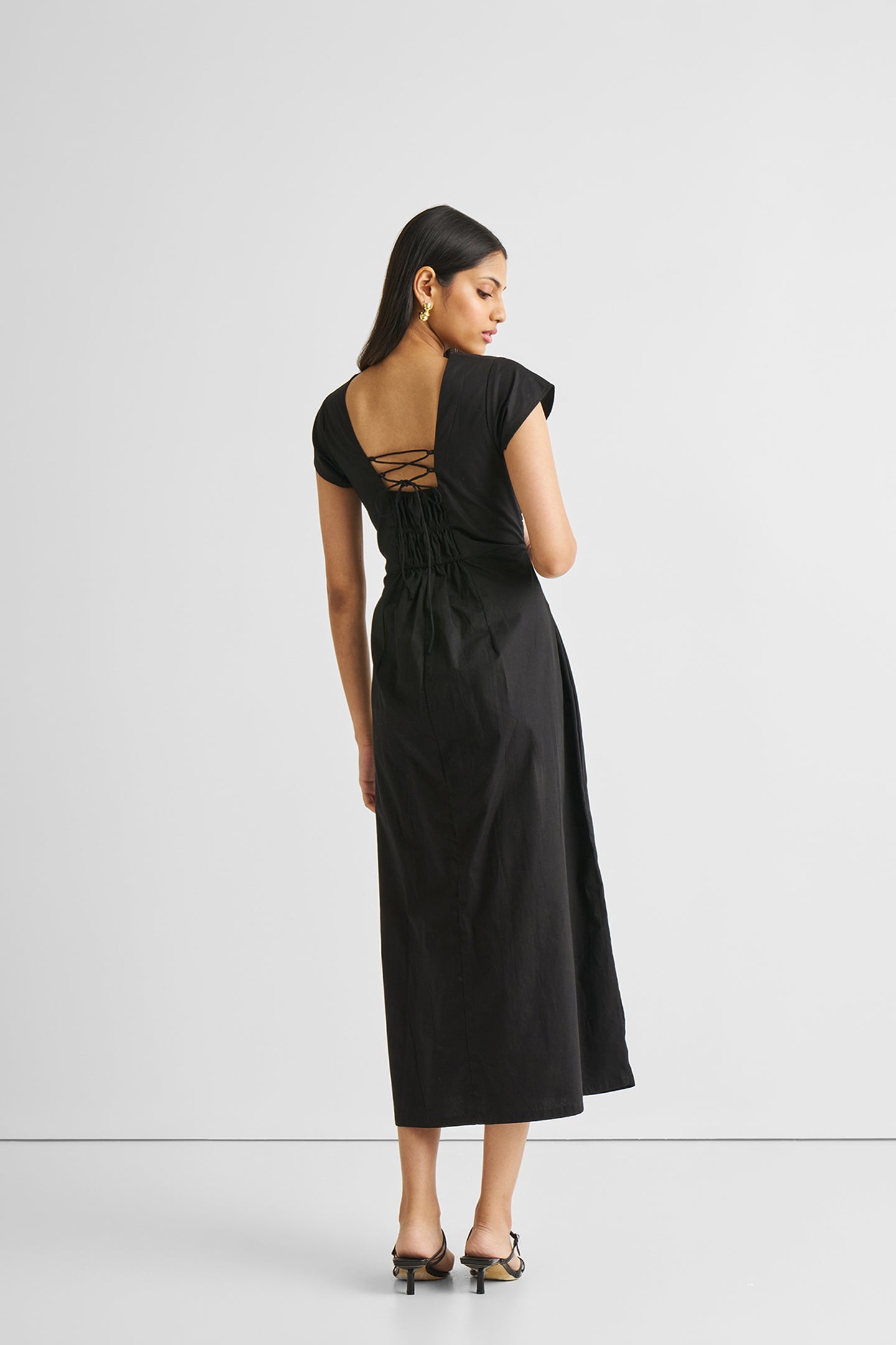 Black Dress: Ruched & Slit Reistor Black Dress: Ruched & Slit Reistor
