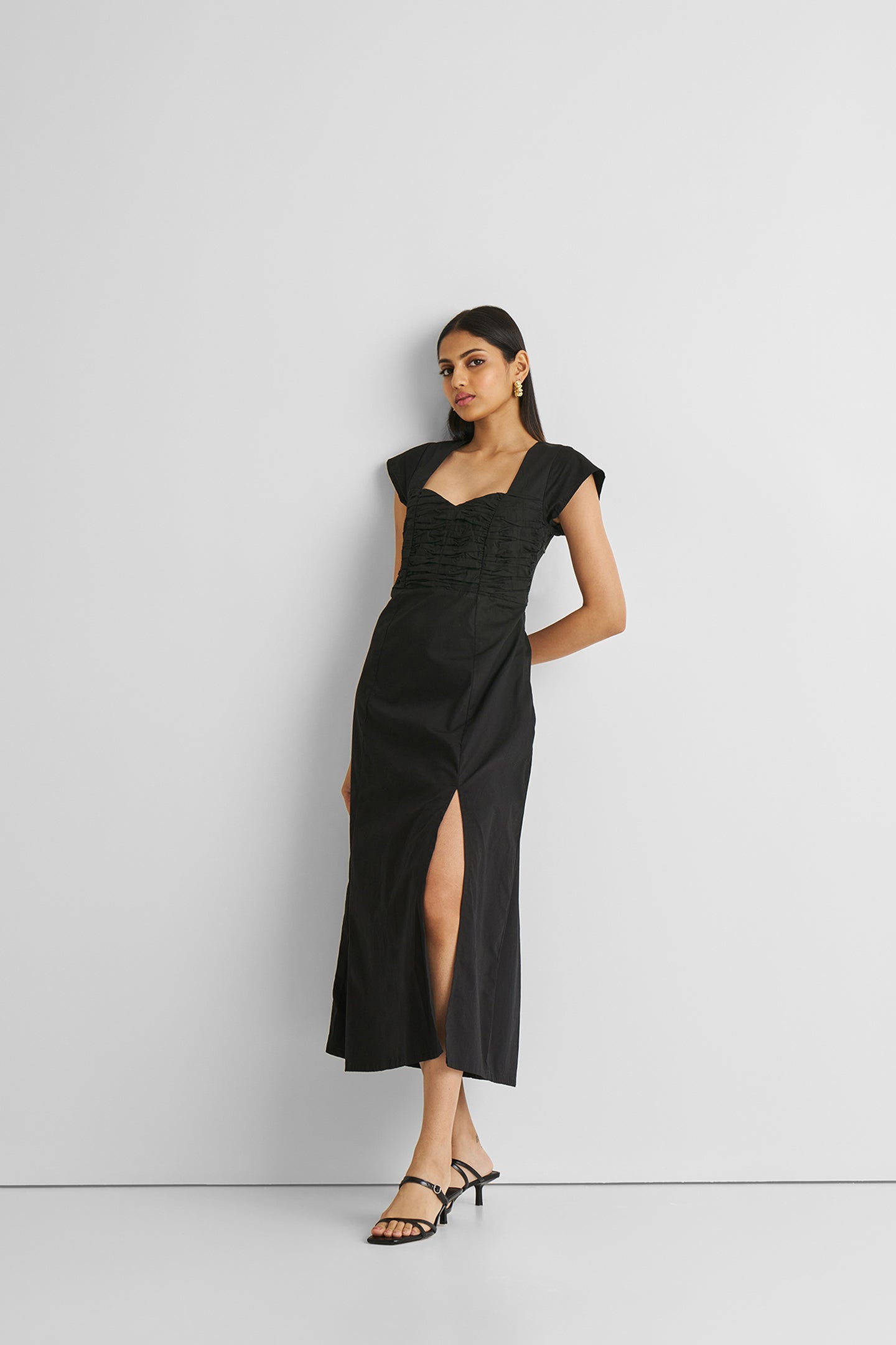 Black Dress: Ruched & Slit Reistor Black Dress: Ruched & Slit Reistor