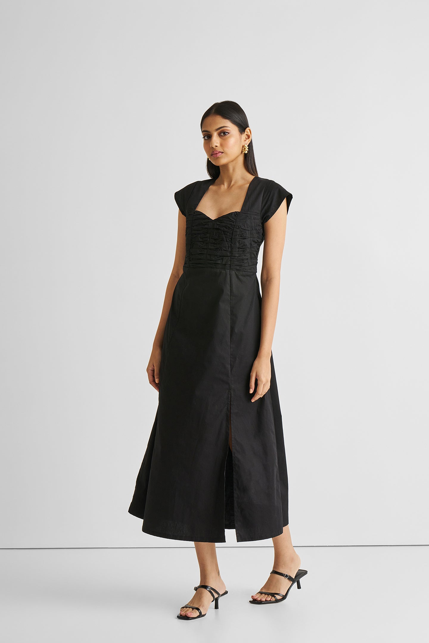 Black Dress: Ruched & Slit Reistor Black Dress: Ruched & Slit Reistor