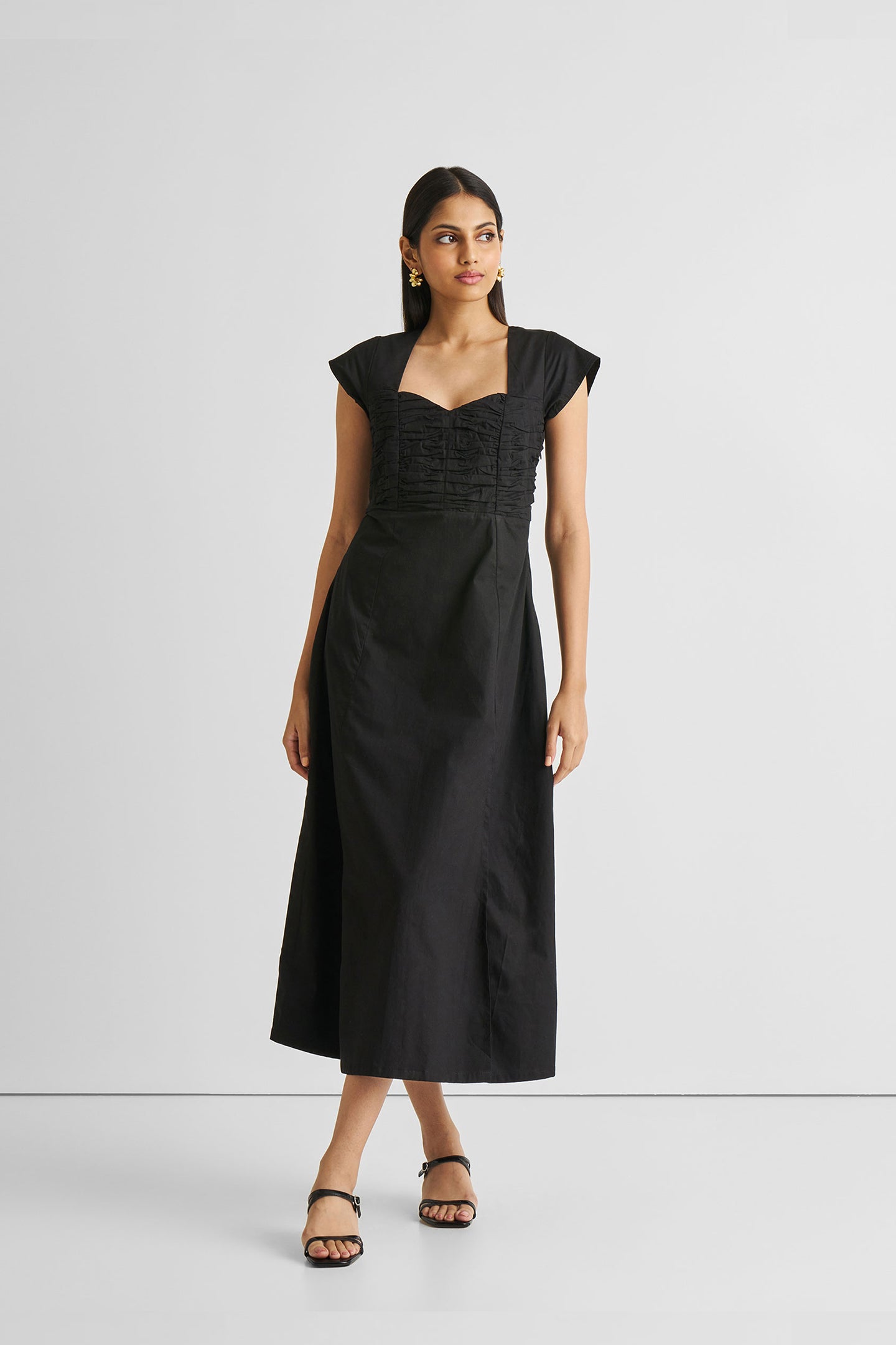 Black Dress: Ruched & Slit Reistor Black Dress: Ruched & Slit Reistor