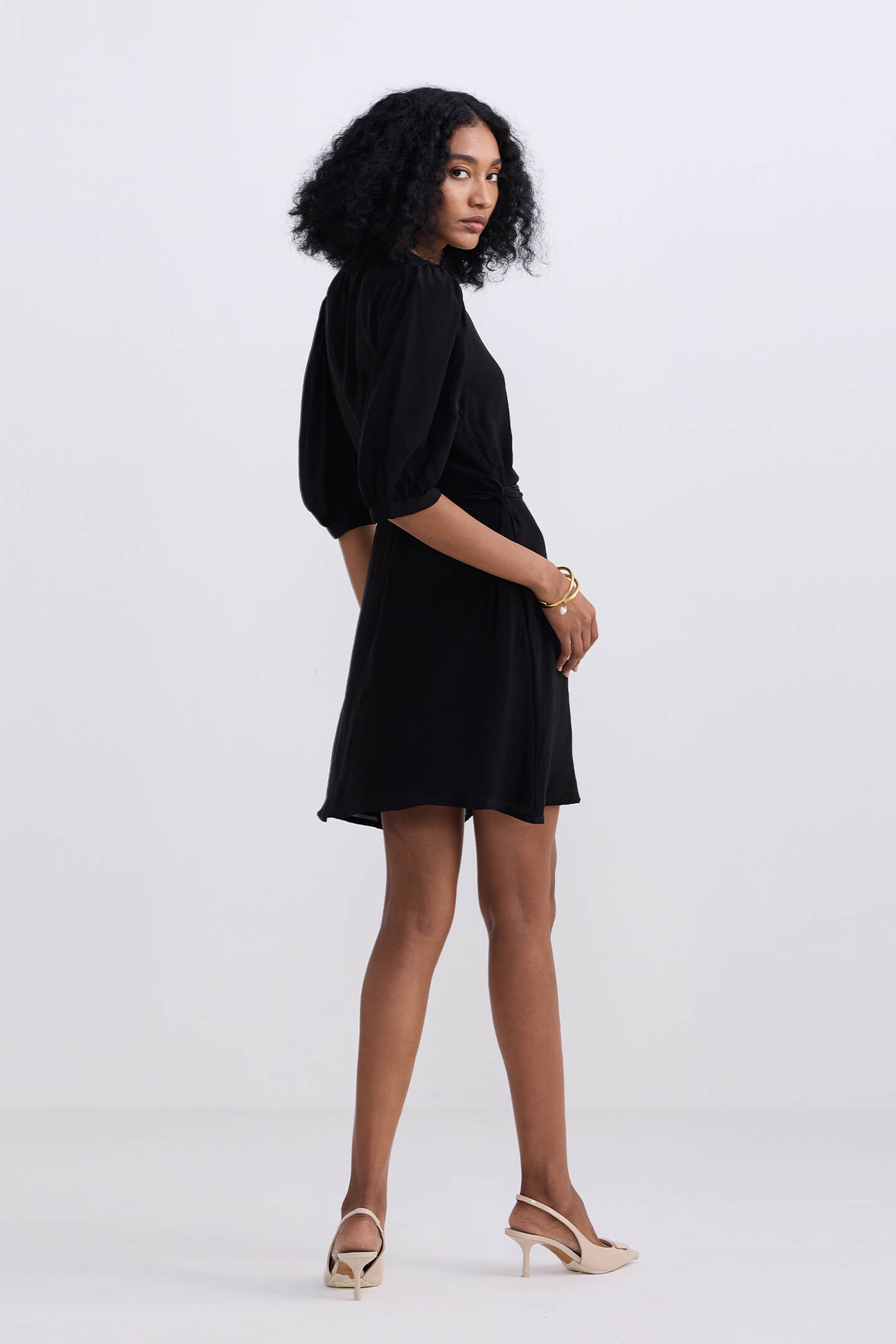 Short Dress with a Waist-tie in Black Side