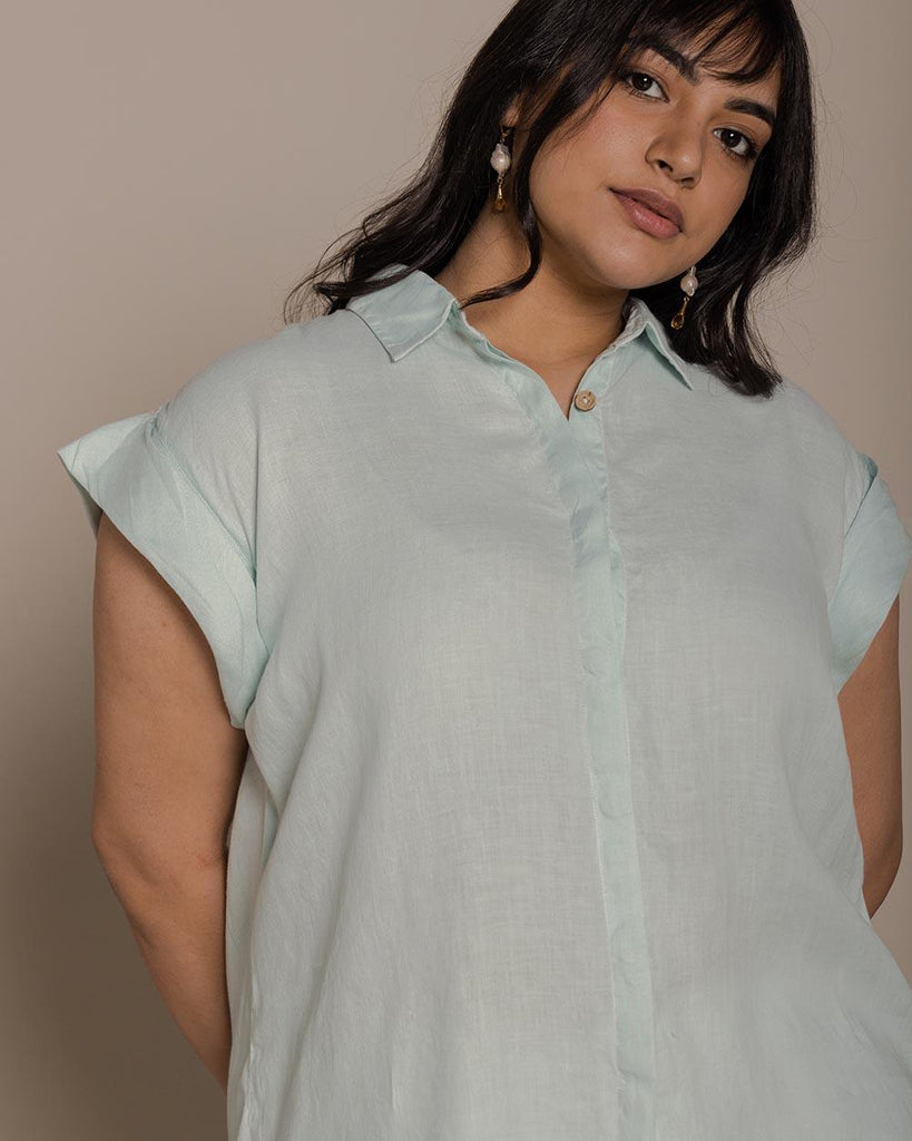 mint half sleeves shirt with detailing on the back that defines your silhouette. Reistor