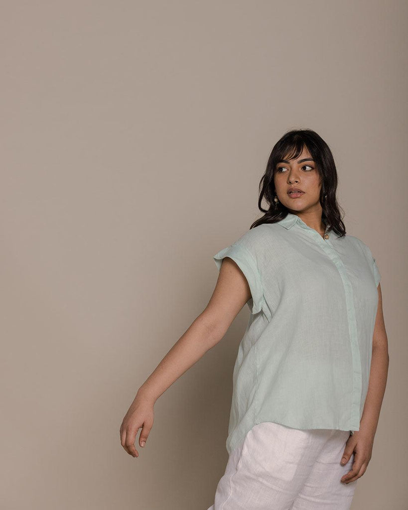 mint half sleeves shirt with detailing on the back that defines your silhouette with brown buttons. Reistor